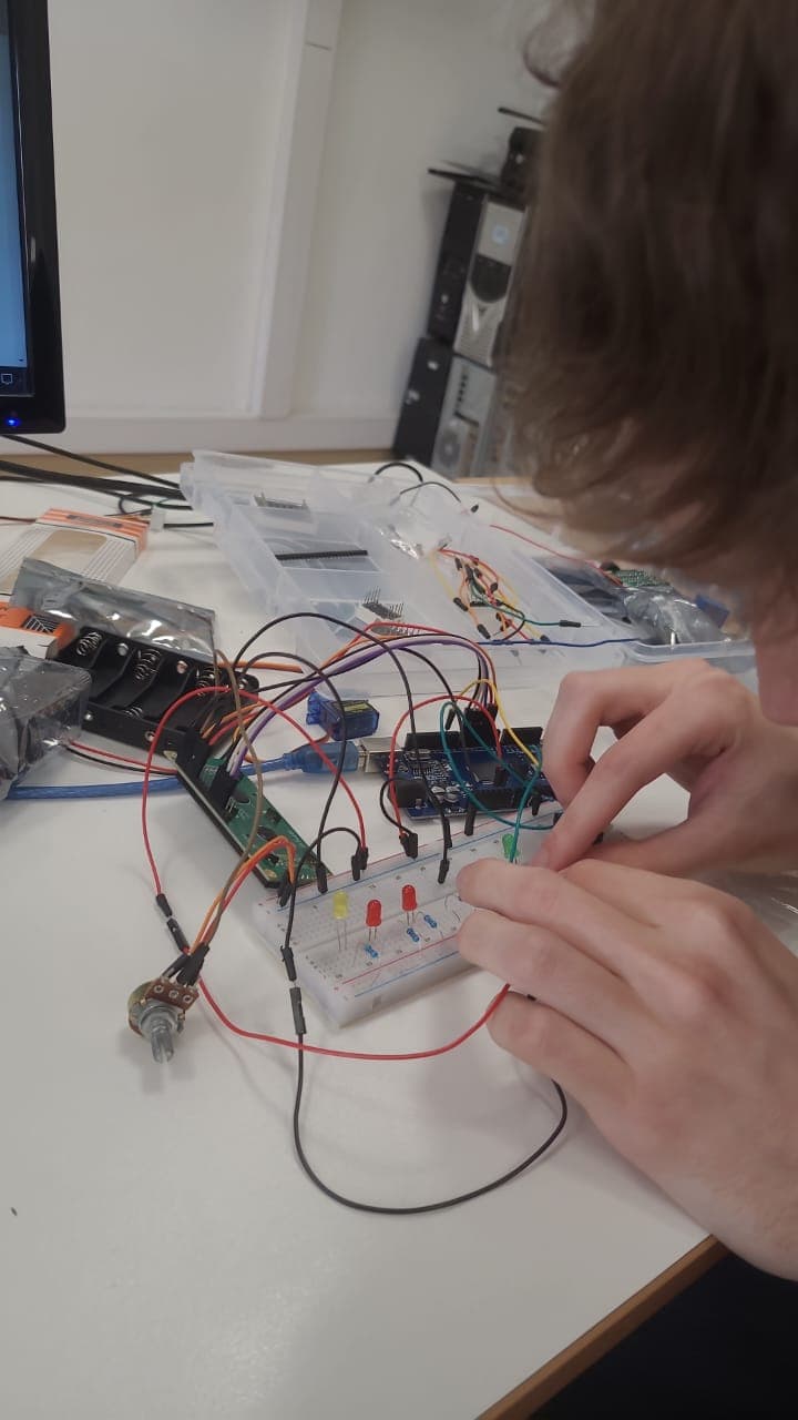 Tobías armando un prototipo electrónico con Arduino